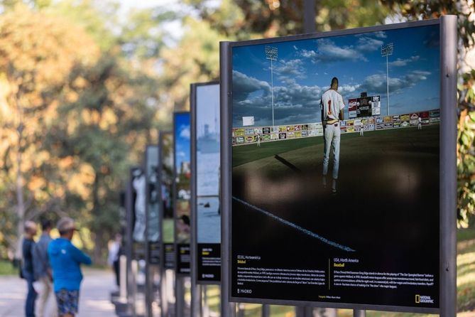 El Paseo del Duque de Fernán Núñez en el parque madrileño es el escenario para 82 fotografías que integran el recorrido de más de 100 años por la historia del deporte en el mundo.