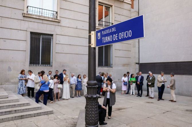 Este espacio, formado por la confluencia de las calles de Huertas y de Jesús, en el distrito de Centro, rinde homenaje y reconoce la labor que desarrollan los profesionales que prestan el servicio de justicia gratuita.