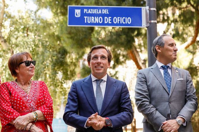 El alcalde de Madrid, José Luis Martínez-Almeida, participaba hace unas semanas en el descubrimiento de la placa de la plazuela, en el barrio de las Letras, coincidiendo con la celebración del Día de la Justicia Gratuita y del Turno de Oficio. 