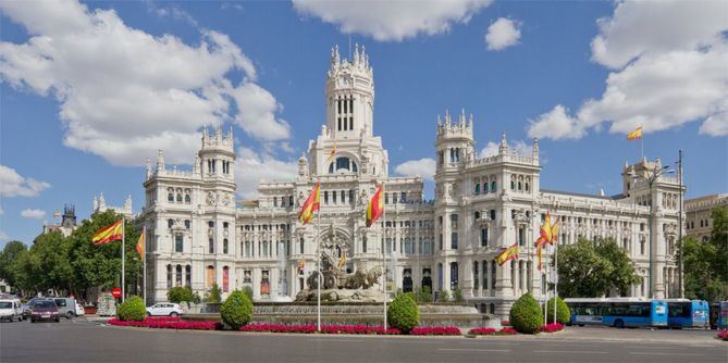 A lo largo de su carrera, no sólo diseñó edificaciones monumentales, sino que también contribuyó de manera significativa a la planificación y desarrollo de infraestructuras clave, como la Gran Vía y el Metro de Madrid.