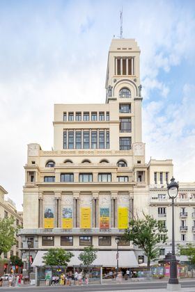 En el eje formado por Gran Vía-Alcalá fue el responsable de construcciones significativas como el edificio Matesanz, el Círculo de Bellas Artes y el edificio de la Cariátides, actual Instituto Cervantes.