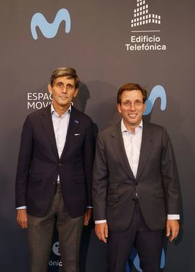 El alcalde de Madrid, José Luis Martínez-Almeida, acompañado por el presidente de la compañía, José María Álvarez-Pallete, durante el acto inaugural de Espacio Movistar.