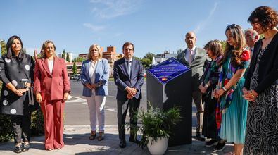 Una placa en homenaje a Eugene Kenneth Brown, víctima de ETA