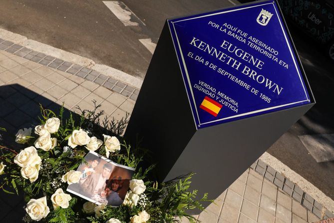 Durante el acto se ha guardado un minuto de silencio y se ha realizado una ofrenda floral al pie de la placa, que se sitúa en la esquina con la calle de Vitrubio.