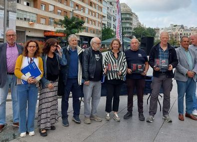 En la plaza de Dalí, tendrá lugar el Concurso de Pintura Rápida, que reunirá a los amantes de esta disciplina artística que tendrá lugar de 8.00 a 14.00 horas, el domingo 13. En la imagen, Hernández de la Riva, con los galardonados en la edición de 2023.