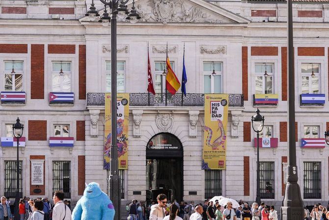 La puerta del Sol, donde se ubica el histórico edificio, será uno de los 103 escenarios seleccionadas para acoger, hasta el 13 de octubre, alguna de las 184 actividades programadas por el Ejecutivo autonómico.