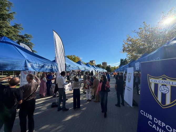 En el parque de Alfredo Kraus, los asistentes han disfrutado de actividades para todas las edades, organizadas por las más de 40 asociaciones del distrito participando en esta edición de la Feria.