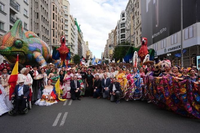 La presidenta regional, Isabel Díaz Ayuso, ha acudido a la plaza de España, para saludar a las agrupaciones y compañías participantes en el desfile de 'Hispanidad 2024'.