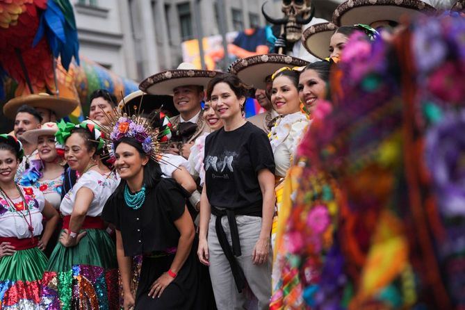 El desfile ha contado con México como primer abanderado y seis carrozas representando a Madrid, Argentina, Miami, República Dominicana, Colombia y la propia nación azteca.
