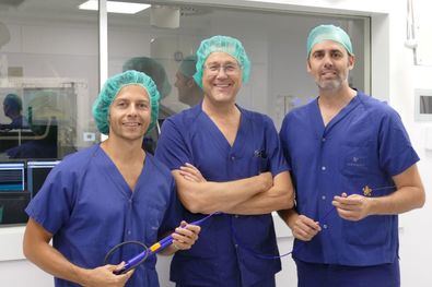 En la imagen, de izquierda a derecha, el Dr. Fontenla, el Dr. Datino y el Dr. González-Panizo, de la Unidad de Arritmias del servicio de cardiología del Hospital Universitario Ruber Juan Bravo.