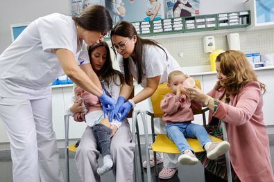 A lo largo de las dos primeras semanas se inmunizará a los madrileños a partir de 60 años, personal sanitario y sociosanitario y niños desde los seis meses hasta los casi cinco años, en este caso sólo la dosis antigripal.