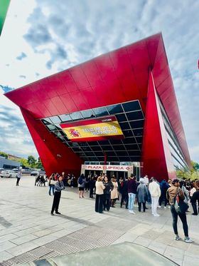 Las sedes de las nueve consejerías se suman también a la celebración del Día de la Fiesta Nacional luciendo durante todo el fin de semana banderas de España de grandes dimensiones en el exterior de sus edificios.