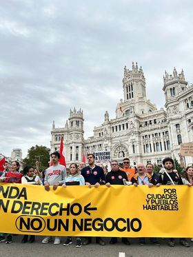 Miles de personas, unas 22.000 según datos de la Delegación del Gobierno en Madrid, han participado en la convocatoria.