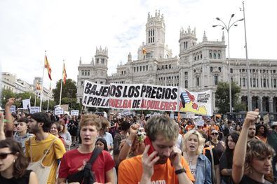 La sociedad civil madrileña ha salido a la calle este domingo para exigir soluciones urgentes a sus gobernantes, 'ante esta auténtica crisis de la vivienda, que afecta a capas cada vez más amplias de la población', ha afirmado la Fravm.