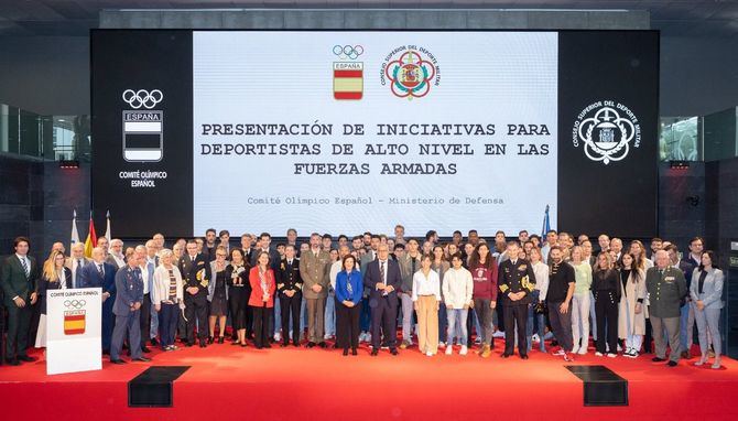 Al acto, celebrado en la sede del COE en Madrid, asistieron más de medio centenar de deportistas de distintas disciplinas, en su mayoría, miembros del equipo español que compitió en los Juegos de París, como el piragüista Carlos Arévalo, medalla de bronce y militar de profesión.