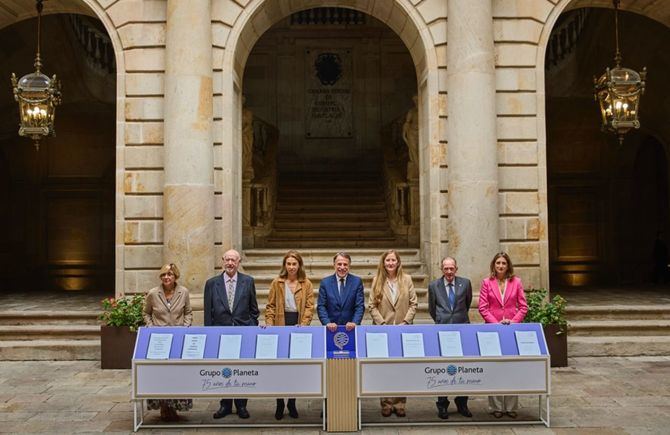 El jurado del Premio Planeta está integrado, además de por Posadas y Eslava Galán, por José Manuel Blecua, Luz Gabás, Pere Gimferrer -que no ha podido acudir al acto al estar convaleciente de una operación--, Eva Giner y Belén López, directora de Editorial Planeta y secretaria del jurado.