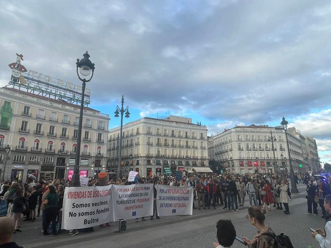 La asociación Madrid Aloja, que representa a más de 5.000 VUT en la Comunidad de Madrid, y la plataforma de pequeños propietarios MadVut ha convocado, este miércoles, una protesta en la puerta del Sol, 'por una regulación justa'.