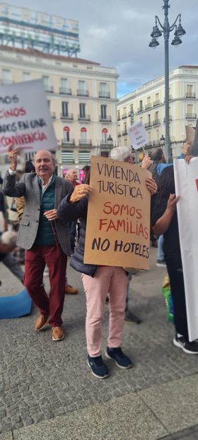 'Somos vecinos de esos barrios, hemos vivido toda nuestra vida aquí. Estamos dispuestos a hacer todo lo que haga falta', aseguran los propietarios de VUT, que se enfrentan a la próxima ilegalización por parte del Ayuntamiento de Madrid de sus negocios.