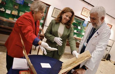 Oftalmoscopios, los primeros aparatos que permitían visualizar el fondo del ojo, o un pergamino del siglo XVII, vinculado al mayor exponente de la medicina renacentista, el Doctor Francisco Valles Covarrubias, conocido como Divino Valles, están expuestos en la galería.