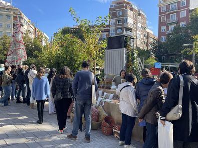 Un total de 67 comercios y más de 20 puestos gastronómicos participan en la jornada de este sábado que incluye actividades al aire libre para todas las edades, con talleres, cuentacuentos y sorpresas.