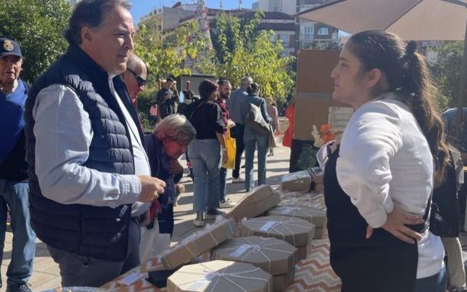 El concejal del distrito, Jaime González Taboada, ha visitado esta mañana las calles, donde se desarrolla hasta las 20.00 horas.