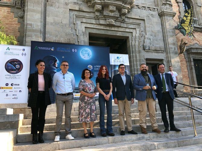 García, que comienza el próximo 28 de octubre su formación en el Centro Europeo de Astronautas de la Agencia Espacial Europea en Colonia (Alemania), ha visitado este sábado Sevilla, sede de la Agencia Espacial Española, en el marco de las actividades de la Semana Mundial del Espacio en la Casa de la Ciencia, adscrita al Consejo Superior de Investigaciones Científicas (CSIC).