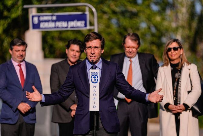 El alcalde de Madrid, José Luis Martínez-Almeida, ha inaugurado en Barajas la glorieta de Adrián Piera Jiménez, acompañado por el concejal del distrito, Juan Peña, y el de Hortaleza, David Pérez.