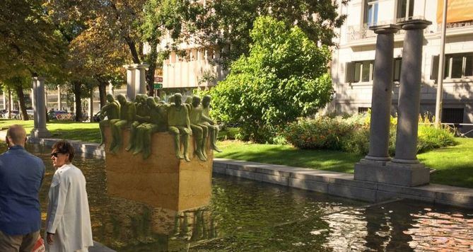 El grupo escultórico 'Refugiados', realizado en bronce y compuesto por 16 figuras humanas sentadas sobre una base de hormigón, se instaló en el paseo de Recoletos, en el área ajardinada junto a la Fuente de la Cascada.