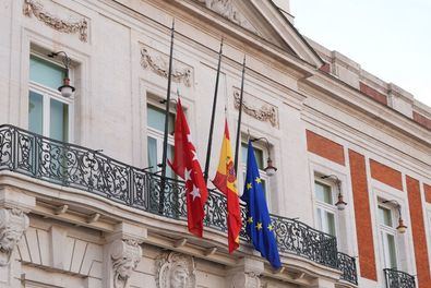 La región se suma, así, a los tres días de luto nacional, en vigor desde este jueves, tras la publicación en el Boletín Oficial del Estado (BOE) del real decreto por el que se declaran tres días de luto nacional por los al menos 95 muertos y varios desaparecidos en Comunidad Valenciana, Castilla-La Mancha y Andalucía.