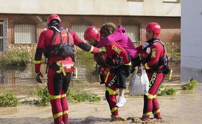 A los 1200 militares de la UME que trabajan desde el martes en la zona afectada por la Dana, se han sumado esta mañana otros 500 efectivos del ejército de Tierra, Aire y Armada.