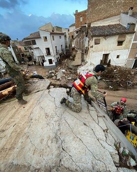 La Unidad Militar de Emergencias, además de limpieza, se ha centrado desde el pasado martes, cuando fue activada y llegó a la zona, en el rescate de personas: ha rescatado a 110 personas y 24 fallecidos.