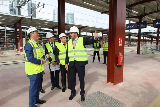 El ministro de Transportes y Movilidad Sostenible, Óscar Puente, ha visitado el vestíbulo antes de su apertura este miércoles, 6 de noviembre.