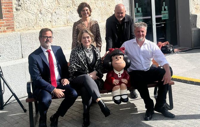 La Embajada argentina ha colaborado en la inauguración de la estatua de Mafalda en Matadero Madrid. Sentados de derecha a izquierda, Pablo Irrgang, escultor; Mafalda; Marta Rivera de la Cruz, delegada del área de Cultura del Ayuntamiento de Madrid, y Roberto Bosch, embajador de Argentina en España. De pie, Guillermo Lavado, sobrino de Quino, y Pilar Reyes, directora editorial de Penguin Random House Grupo Editorial.