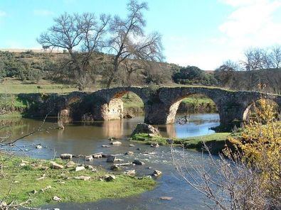 Fruto de las actividades tradicionales de la comarca, quedan aún en pie diversos elementos etnográficos que nos acercan a la vida en otras épocas. Se conservan algunos puentes y molinos que nos trasladan al pasado, como el Puente de las Ovejas o Puente de las Merinas, como lo llaman los lugareños, que permitía el paso por el camino de la Cañada Real Soriana, en el cruce con el río Guadiana, facilitando la conexión entre las tierras del Norte y el Valle de Alcudia.