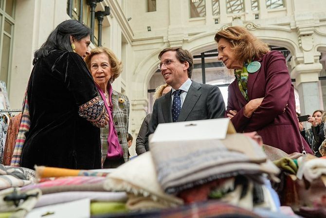 La reina Sofía ha visitado el Rastrillo Nuevo Futuro junto al alcalde de Madrid, José Luis Martínez-Almeida, la presidenta del evento, Pina Sánchez y su sobrina, Simoneta Gómez-Acebo. 