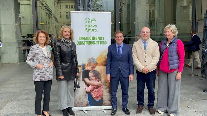 La infanta Elena ha vuelto a mostrar su lado más solidario y este jueves ha acudido al Rastrillo de Nuevo Futuro en la Galería de Cristal del Palacio de Cibeles de Madrid. La infanta ha inaugurado esta edición junto a la presidenta de Nuevo Futuro, Simoneta Gómez-Acebo, y el alcalde de Madrid y ha donado ropa para las familias más necesitadas.