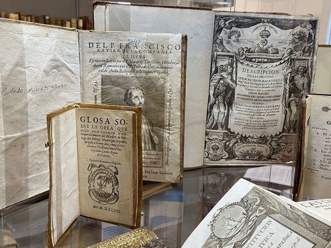 Más de 20 librerías anticuarias españolas y extranjeras ofrecen una cuidada selección de libros antiguos, manuscritos, grabados, mapas y atlas, desde el siglo XV hasta el siglo XX, se expondrán en nuestra ciudad en estos días.
