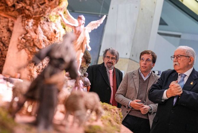 La recreación ha sido realizada por la Asociación de Belenistas de Madrid con figuras y edificaciones de estilo hebreo modeladas por el artista belenista José Luis Mayo Lebrija, a quien el Ayuntamiento homenajea este año.