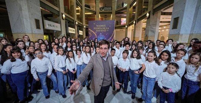 Durante el acto de inauguración, el Alcalede no ha querido olvidarse de las familias y víctimas de la DANA, a quien les ha trasladado el 'acompañamiento y cariño' de toda la ciudad. El Coro de Jóvenes de Madrid, como guiño a los afectados, ha cantado villancicos en valenciano durante la inauguración del belén.