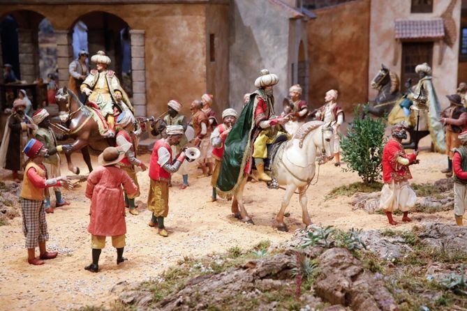 La contemplación de este belén no deja de sorprender por la minuciosidad de los detalles que presentan todas y cada una de las figuras que componen los distintos grupos, entre los que Carabante ha destacado el de la Natividad, el cortejo de los Reyes Magos o la Anunciación a los pastores.