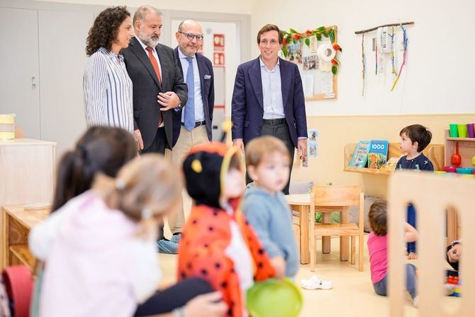 El alcalde de Madrid, José Luis Martínez-Almeida, durante la presentación del Plan de Fomento de la Natalidad y la Conciliación de la ciudad de Madrid 2024-2029 en la Escuela Infantil Municipal Muñeco de Nieve, del distrito de Vicálvaro, acompañado por la vicealcaldesa, Inma Sanz; el delegado de Políticas Sociales, Familia e Igualdad, José Fernández, y el concejal de Vicálvaro, Ángel Ramos.