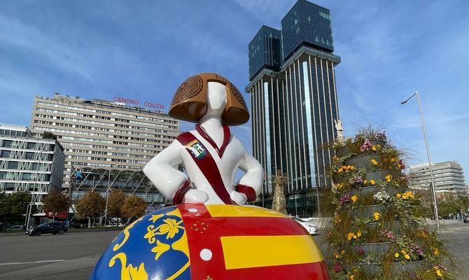 La nueva figura, que luce la bandera de Valencia y una banda con el escudo de Madrid, representa a una fallera y simboliza la solidaridad y el apoyo de la capital española a los afectados por la DANA. Permanecerá en la plaza de Colón hasta el 15 de diciembre.