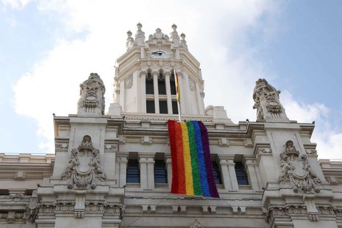 El tribunal sostiene que la bandera LGBTI 'se proyecta a favor de la igualdad entre las personas, valor reconocido por la Constitución y por la Carta de los Derechos Fundamentales de la Unión Europea'.