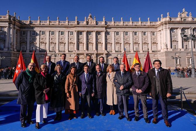 El alcalde de Madrid, José Luis Martínez-Almeida, ha presidido este miércoles el acto organizado por el Ayuntamiento con motivo del Día de la Constitución española, en la plaza de Oriente, al que han asistido miembros del Gobierno municipal, portavoces de los grupos municipales y cronistas de la villa.