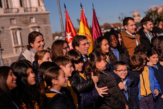 Este acto homenaje ha contado con la participación de alumnos del Colegio Sagrado Corazón de Centro que han leído los artículos 2 al 4 de la Constitución, ya que representan “el futuro de la sociedad y son los que tienen que fortalecer la Constitución”, en palabras del alcalde.