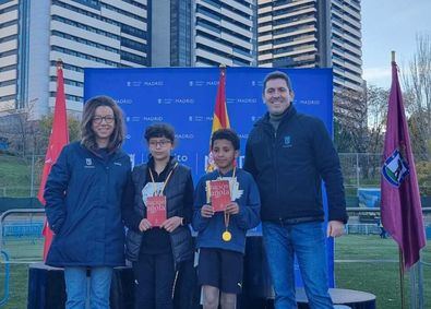 La concejala del distrito, Paula Gómez-Angulo, ha dado la salida a la prueba y ha entregado los trofeos a los ganadores de las diferentes categorías de la competición.