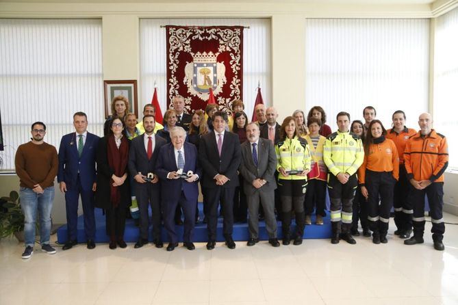 La Junta Municipal de Hortaleza ha premiado a personas y entidades que han trabajado por una sociedad más inclusiva, solidaria y comprometida con los derechos humanos. Se ha reconocido la labor de la ONCE, SAMUR-Protección Civil de Madrid, la Asociación Dignidad y Justicia y el periodista Luis María Anson.