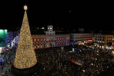 Más de 20.000 puntos lumínicos se encenderán en la sede de la Presidencia autonómica y bailarán al compás del villancico 'Todo es posible en Navidad', de David Bisbal. Además, el edificio de la calle de Carretas acogerá el tradicional 'Bosque de los Deseos', donde los madrileños podrán dejar sus mensajes para el Año Nuevo.