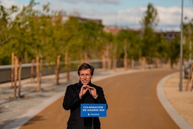 José Luis Martínez-Almeida estrena la culminación de Madrid Río, que remata el proyecto de transformación urbana más importante de la ciudad en este siglo. El Regidor ha rendido homenaje al antiguo estadio Vicente Calderón en el nuevo parque del Atlético de Madrid, que ocupa el que fue su terreno de juego