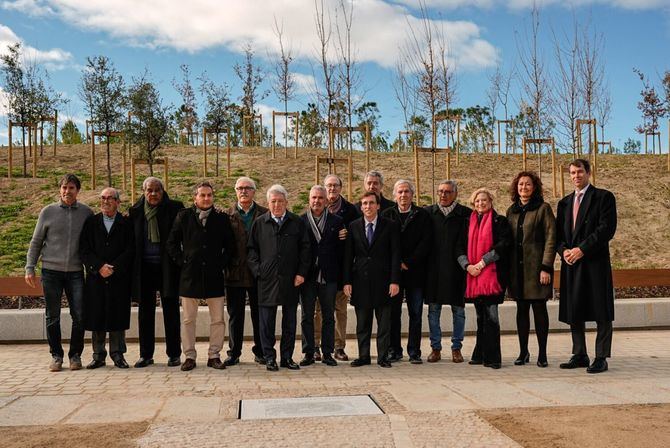 El alcalde de Madrid, acompañado de la delegada de Obras y Equipamientos, Paloma García Romero, y la concejala de Arganzuela, Lola Navarro, ha visitado este lunes el nuevo espacio verde construido sobre el cubrimiento de la M-30 en el ámbito Mahou-Calderón, que ha sido ya abierto al público y supone la culminación de Madrid Río.